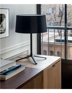 Lámpara de mesa Hall – LedsC4 – Lámpara decorativa trípode en 2 colores, 3xE27