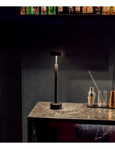 Lámpara de mesa de metal en 3 colores – Peak – Milan