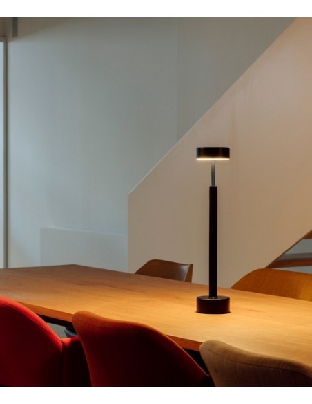 Lámpara de mesa de metal en 3 colores – Peak – Milan